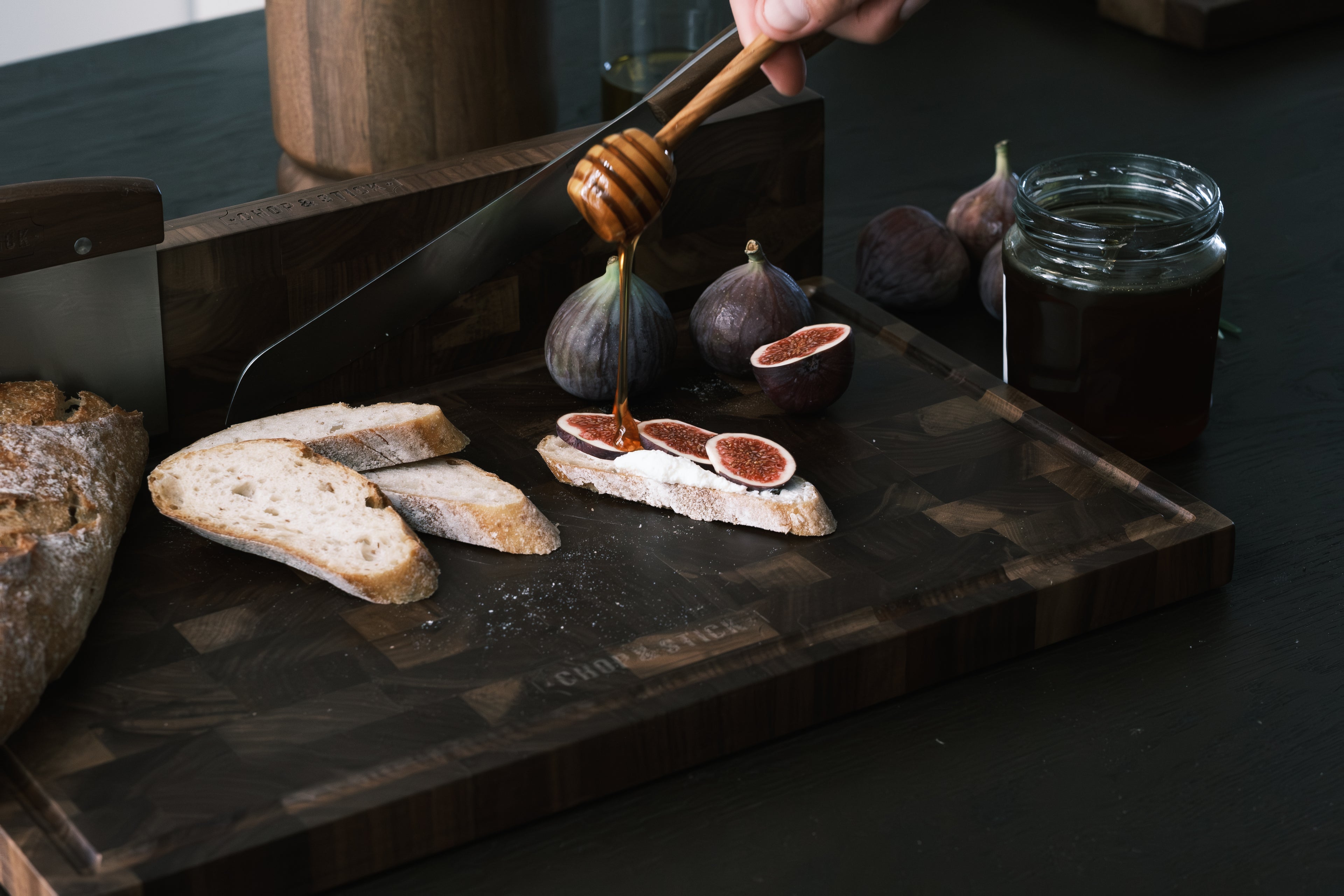 Chop & Stick Cutting Board "Mamba"