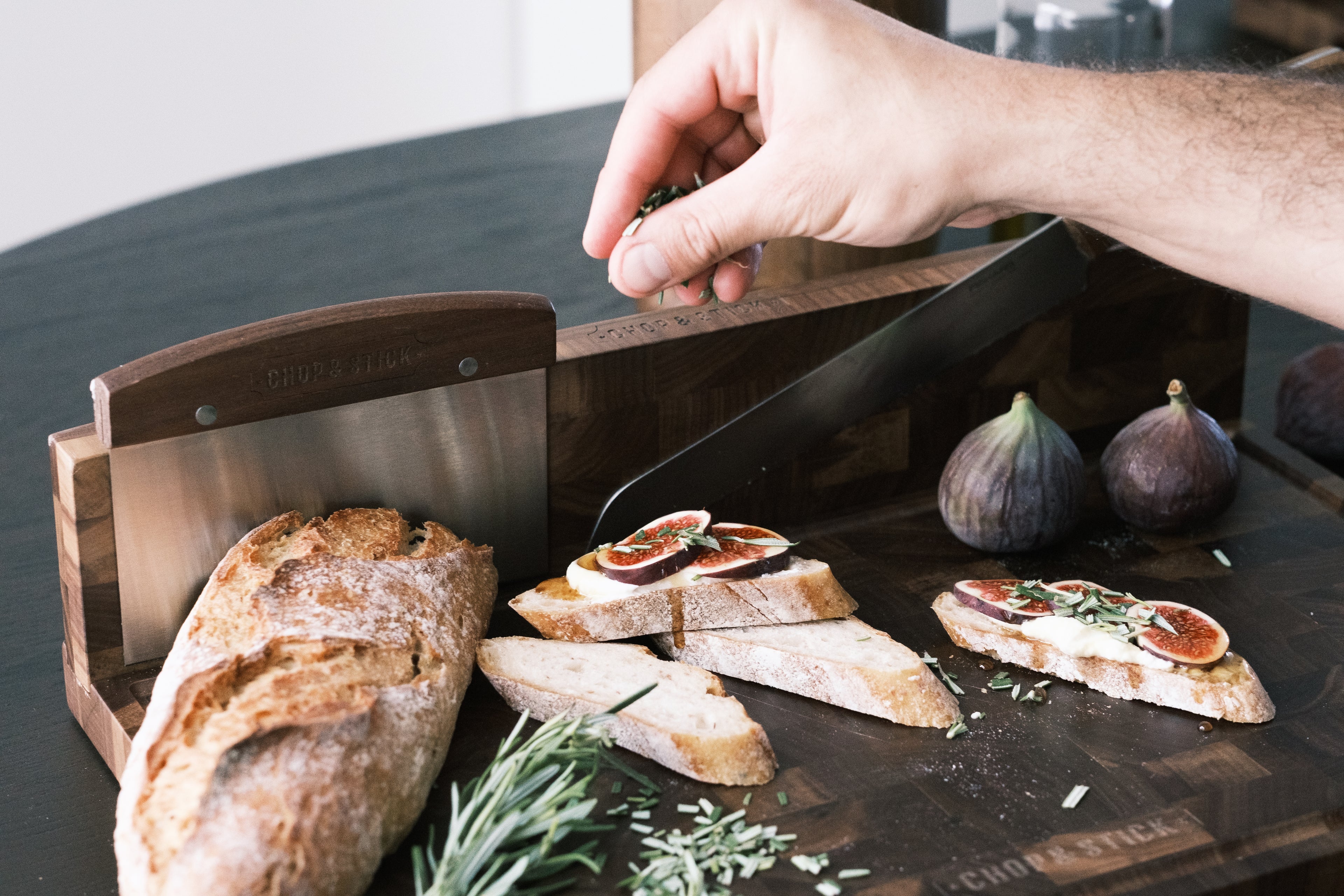 Chop & Stick Cutting Board "Mamba"